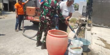 Babinsa Bersama BPBD Salurkan Air Bersih untuk Warga Terdampak Kekeringan di Dusun Wahas Balongpanggang 