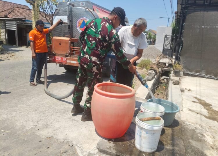 Babinsa Bersama BPBD Salurkan Air Bersih untuk Warga Terdampak Kekeringan di Dusun Wahas Balongpanggang 
