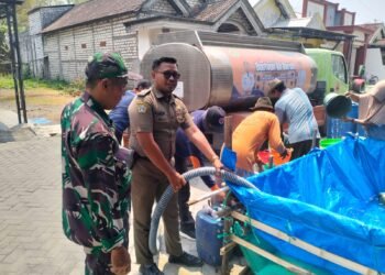 Kisah Mas Fanani, Anggota Trantib Balongpanggang Ujung Tombak Pembagian Air Bersih ke Warga Terdampak Kekeringan