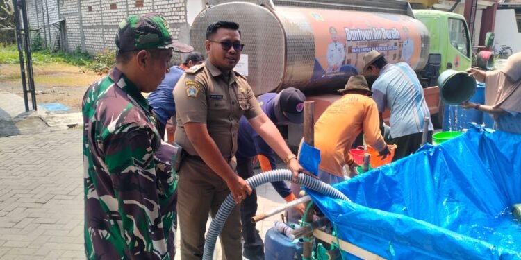 Kisah Mas Fanani, Anggota Trantib Balongpanggang Ujung Tombak Pembagian Air Bersih ke Warga Terdampak Kekeringan