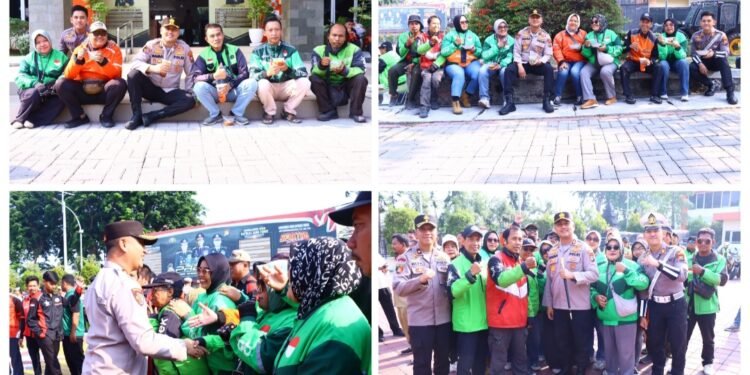 Kebersamaan Kapolres Gresik dan Kasat Lantas Bareng Pengemudi Ojol di Momen Peringatan Hari Lalu Lintas Bhayangkara Ke-71