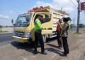 Satlantas Polres Gresik Tindak Tegas Truk Tanpa Terpal di Jalan Raya Pantura 