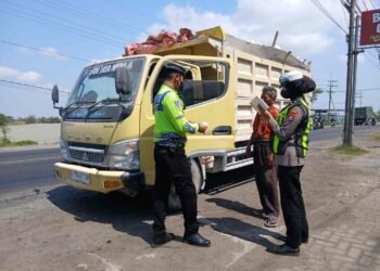 Satlantas Polres Gresik Tindak Tegas Truk Tanpa Terpal di Jalan Raya Pantura 