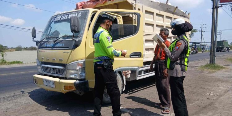 Satlantas Polres Gresik Tindak Tegas Truk Tanpa Terpal di Jalan Raya Pantura