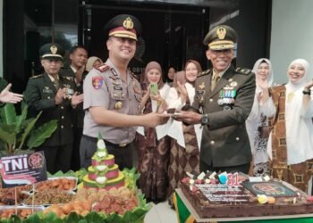 Datangi Markas Kodim 0817/Gresik, Kapolres Berikan Kejutan Spesial di HUT TNI ke-81