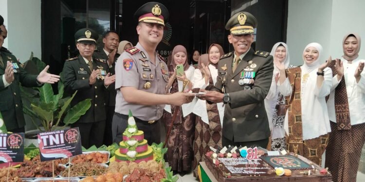 Datangi Markas Kodim 0817/Gresik, Kapolres Berikan Kejutan Spesial di HUT TNI ke-81
