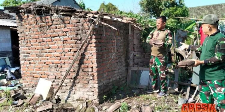Hadir untuk Rakyat, Babinsa Benjeng Bantu Renovasi Kamar Mandi Warga