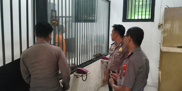 Wakapolres Gresik Cek Langsung Rutan Sat Tahti, Pastikan Keamanan dan Kondisi Tahanan