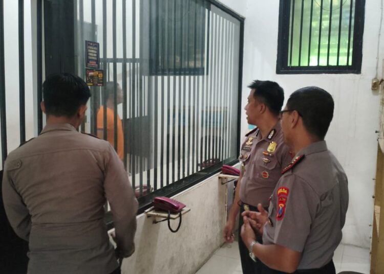 Wakapolres Gresik Cek Langsung Rutan Sat Tahti, Pastikan Keamanan dan Kondisi Tahanan