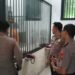 Wakapolres Gresik Cek Langsung Rutan Sat Tahti, Pastikan Keamanan dan Kondisi Tahanan