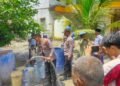 Kapolsek Panceng Pimpin Langsung Penyaluran Bantuan Air Bersih untuk Warga Dusun Gampeng Surowiti