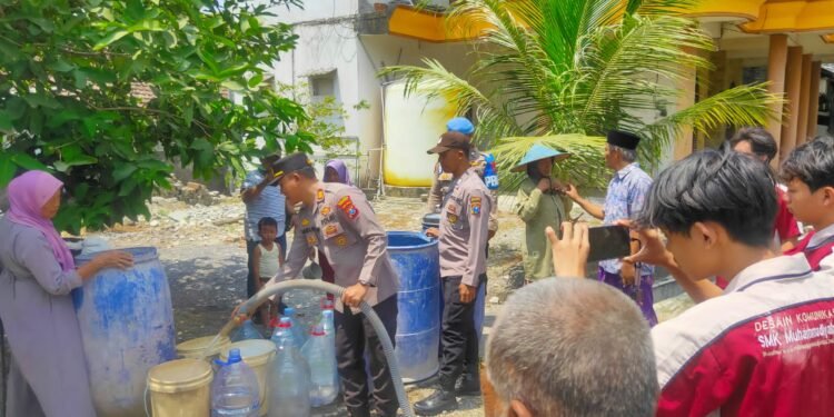 Kapolsek Panceng Pimpin Langsung Penyaluran Bantuan Air Bersih untuk Warga Dusun Gampeng Surowiti