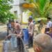 Kapolsek Panceng Pimpin Langsung Penyaluran Bantuan Air Bersih untuk Warga Dusun Gampeng Surowiti