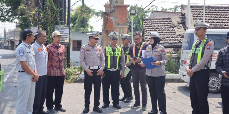 Utamakan Keselamatan, Satlantas Polres Gresik Gandeng Tim Ahli Kaji Jalan Raya Krikilan Driyorejo sebagai Blackspot