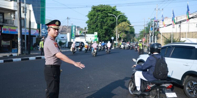 Turun Langsung ke Jalan Raya, Kapolres Gresik Pastikan Kelancaran Arus lalu lintas