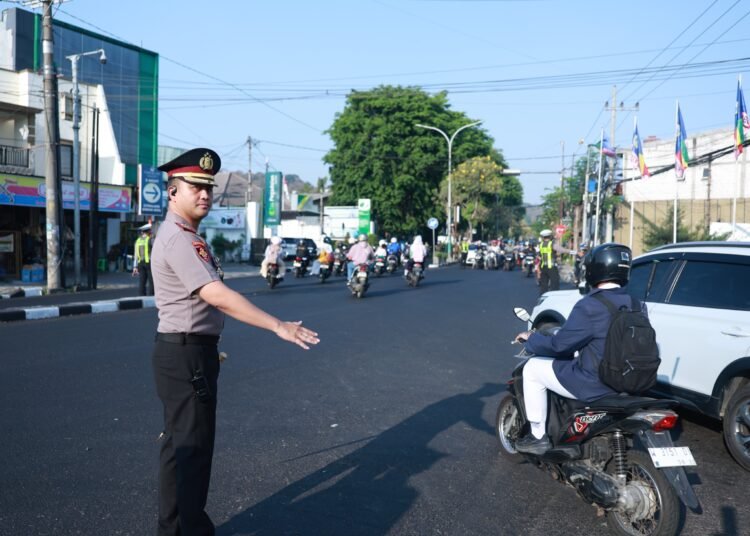 Turun Langsung ke Jalan Raya, Kapolres Gresik Pastikan Kelancaran Arus lalu lintas