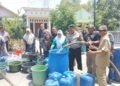 Polisi Bersama Masyarakat, Polsek Duduksampeyan Salurkan Air Bersih untuk Warga Tumapel