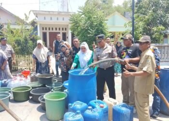Polisi Bersama Masyarakat, Polsek Duduksampeyan Salurkan Air Bersih untuk Warga Tumapel