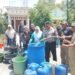 Polisi Bersama Masyarakat, Polsek Duduksampeyan Salurkan Air Bersih untuk Warga Tumapel