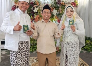 Biro Jodoh KUA Kebomas Sukses Antarkan Agus & Putri Naik Pelaminan 