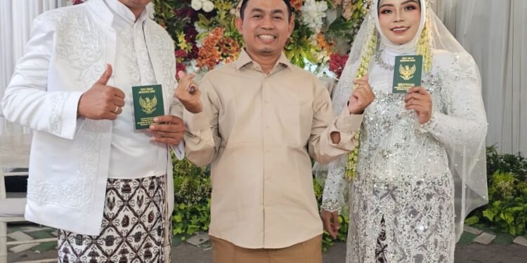 Biro Jodoh KUA Kebomas Sukses Antarkan Agus & Putri Naik Pelaminan 