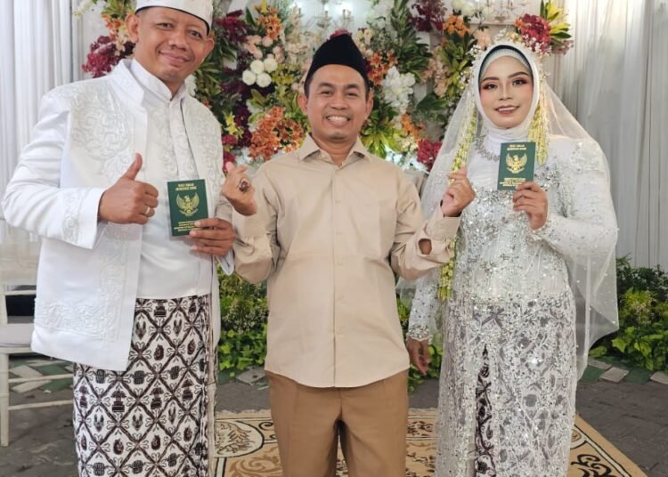Biro Jodoh KUA Kebomas Sukses Antarkan Agus & Putri Naik Pelaminan 