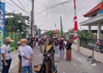 Sedekah Bumi Desa Betiting Cerme Diramaikan Karnaval Perangkat Desa Berbusana Tradisional