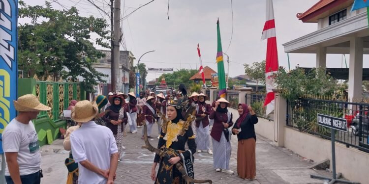 Sedekah Bumi Desa Betiting Cerme Diramaikan Karnaval Perangkat Desa Berbusana Tradisional