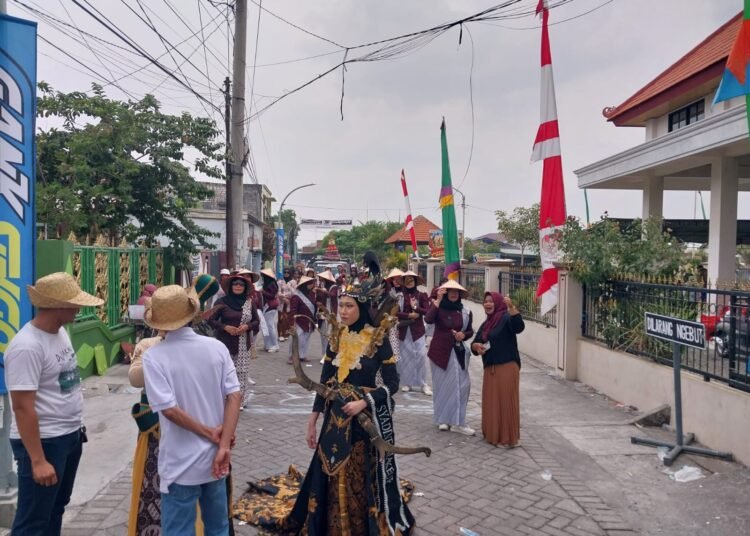 Sedekah Bumi Desa Betiting Cerme Diramaikan Karnaval Perangkat Desa Berbusana Tradisional