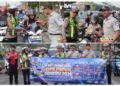 Satlantas Polres Gresik Bagikan Cokelat kepada Pengendara saat Ops Patuh Semeru 2026