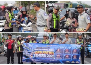 Satlantas Polres Gresik Bagikan Cokelat kepada Pengendara saat Ops Patuh Semeru 2026